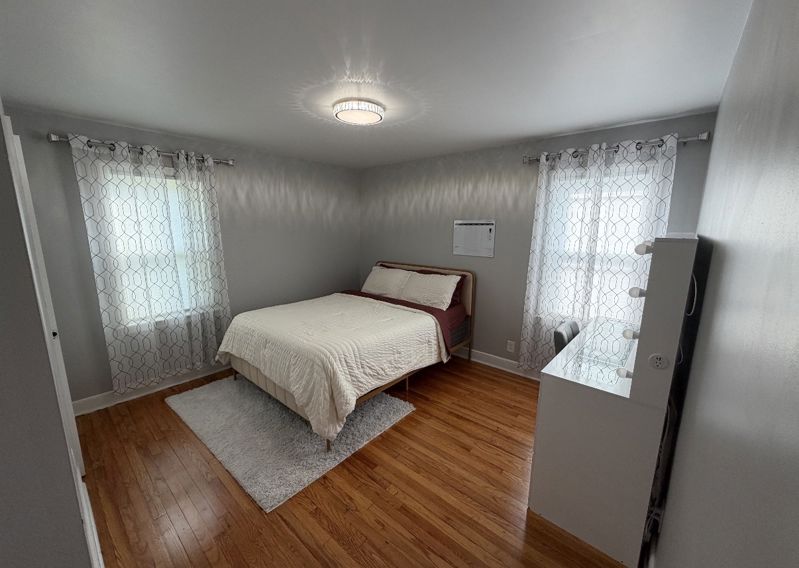 Stacy room listing photo