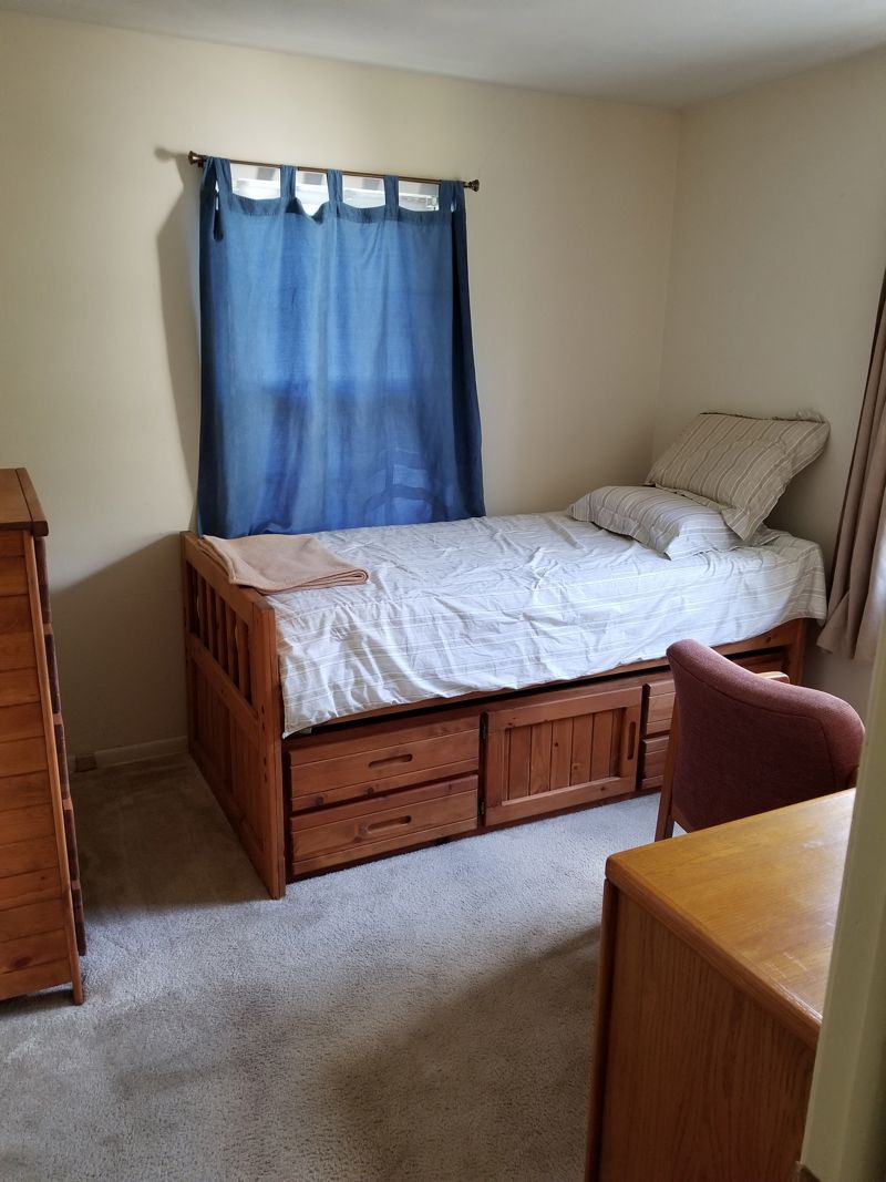 R room listing photo