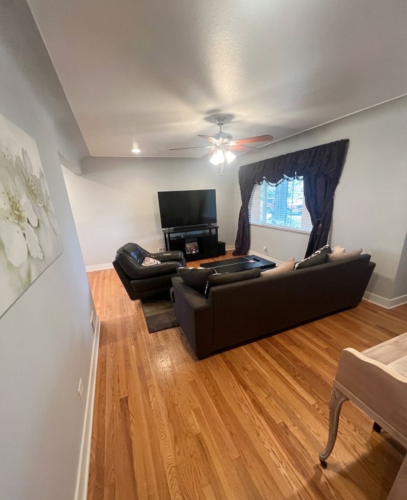 Ian room listing photo